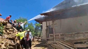 Adana'nın Feke ilçesinde yangın çıkan ev kullanılamaz hale geldi