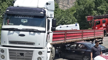 Çukurca'da Kaza: Otomobil Tıra Girdi, 1 Yaralı