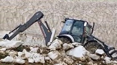 İran sınırındaki yayla yolları kardan temizleniyor