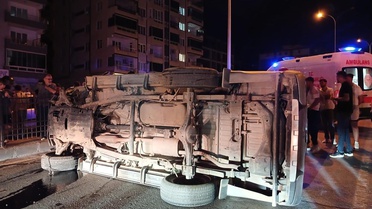 Kahramanmaraş'ta pikap bariyerlere çarparak devrildi: 2 yaralı