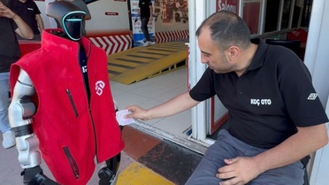 Sanayide işe başlayan robot çırağın ilk isteği 'zam' oldu 