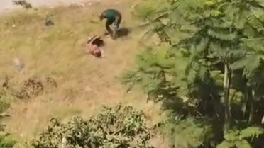 Sulama kanalına giren oğlunu kemerle dövdü
