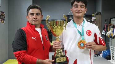 15 Yaşındaki Uysal'dan Dünya Kupası Zaferi