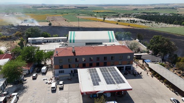 Buğday tarlasında çıkan yangın, akaryakıt istasyonuna sıçramadan söndürüldü
