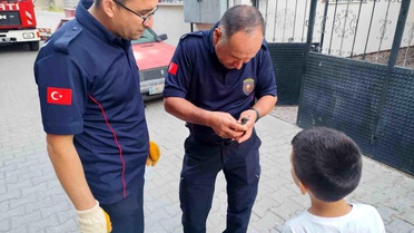 Çorum'da çatı kenarına sıkışan kuşu itfaiye kurtardı