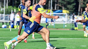 Fenerbahçe'de sakatlık: Vedat Muriqi idmandan sedyeyle ayrıldı