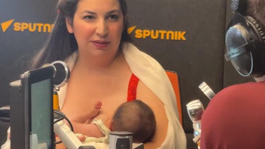 Hem emzirdi hem yayına devam etti