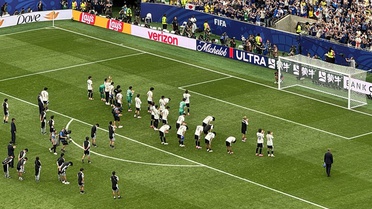 Japon futbolcular, Brezilya'ya elendiği için taraftarların önünde eğilerek özür diledi