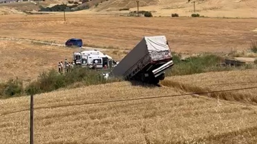 TIR Dereye Düştü: 3 Yaralı