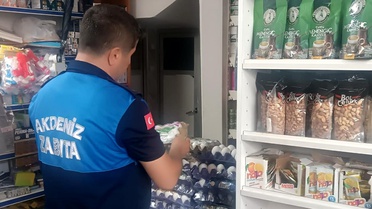 Akdeniz'de son kullanma tarihi geçmiş 230 gıda ürünü imha edildi
