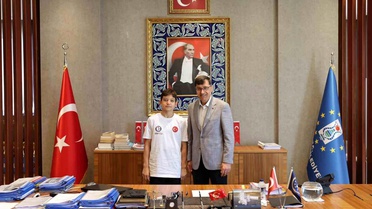 Belediye Başkanı Kahveci, Milli Yüzücü Ömer Cengiz'i ağırladı