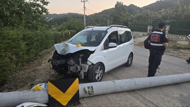 Bursa'da yardım için kaza alanına giden kişi elektrik akımına kapılarak öldü