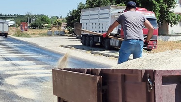 Edirne'de kavurucu sıcaklar asfaltı eritti: Belediye ekipleri yola kum serdi