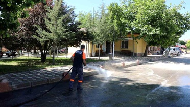 Elazığ'da belediye ekiplerinin, temizlik mesaisi sürüyor