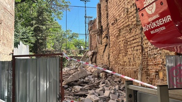 Kadıköy'de bina yıkımı sırasında göçük altında kalan 2 işçi kurtarıldı