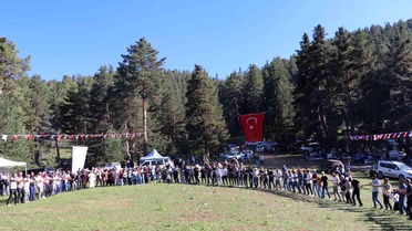 Karnavas Dut Pekmezi Festivali'nde çocuklar parmakla pekmez yemek için yarıştı