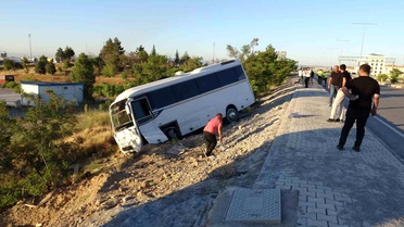 Lastiği patlayan servis aracı şarampole devrildi: 5 yaralı