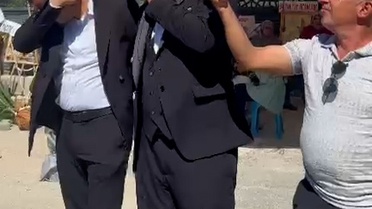 Muhtar, düğünde havaya ateş açmak isterken davetliyi yaraladı