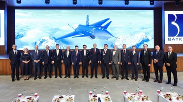 Kurtulmuş, NATO Zirvesi'nde BAYKAR'ı Ziyaret Etti