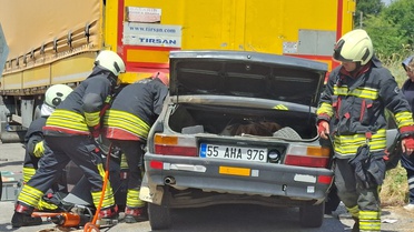 Bafra'da Tır Dorsesine Çarpan Otomobildeki Çift Hayatını Kaybetti