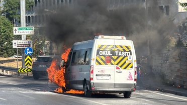 Üsküdar'da Servis Aracında Yangın