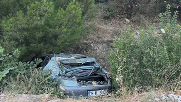 Söke'de Otomobil Şarampole Devrildi: 3 Yaralı