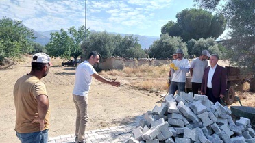 Buharkent'te bozulan sokaklarda kilit parke çalışması sürüyor