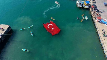 Denizcilik ve Kabotaj Bayramı'nda denizde açılan dev bayrak alkış aldı