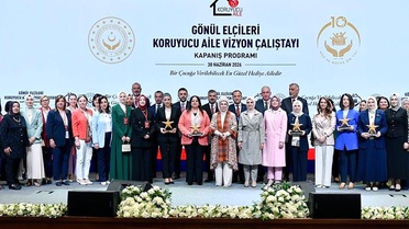 Vali eşi koruyucu aile çalıştayına katıldı