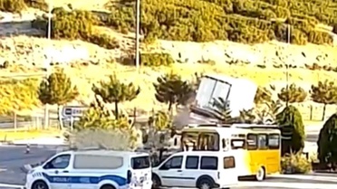 Keçiborlu'da Tır Devrildi: Sürücü Yaralandı