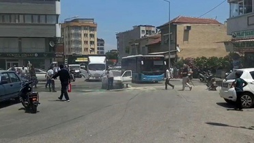 Manisa'da seyir halindeki otomobil alev aldı