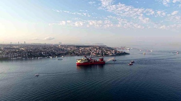 Boğaz'da Geminin Geçişi Nedeniyle Trafik Durduruldu