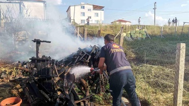 Arazideki odunların tutuşması sonucu yangın çıktı