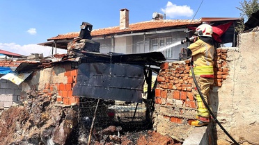 Bahçedeki fırında çıkan yangın paniğe neden oldu