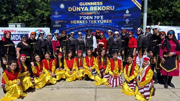 Başiskele halk oyunları ekibi, 7 bin 774 kişilik horon rekoruna ortak oldu