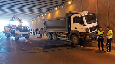 Batman'da Kamyon Otomobille Çarpıştı: 1 Yaralı