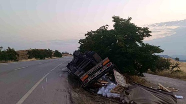 Bilecik'te Tır Devrildi: Sürücü Yaralandı