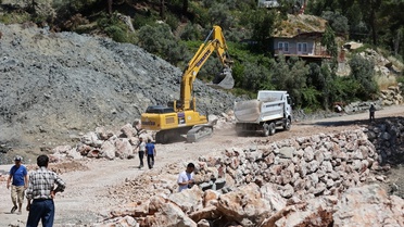 Heyelanla Kapanan Yol Yeniden Açılıyor