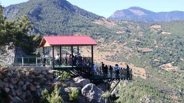 Sıcaktan bunalan Adanalılar, 800 rakımdaki cam seyir terasına akın etti