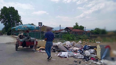 Sokağa evsel atık atarken fotoğraflandı