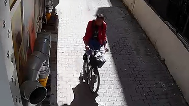 Tuvalet bahanesiyle girdiği restorandan cep telefonu, camiden seyyar merdiven çaldı