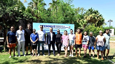 Antalya'da dip temizliğinde çok sayıda plastik ve teneke ambalaj atığı çıkarıldı