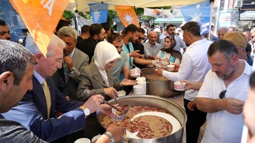 Bakan Göktaş Erzincan'da Aşure İkramı Yaptı