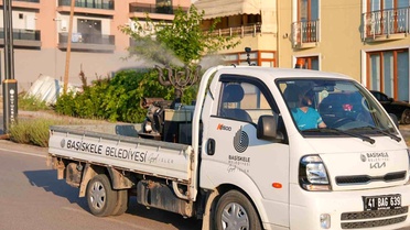 Başiskele'de sinek ve haşerelere karşı ilaçlama çalışmaları sürüyor