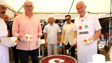 Başkan Özçelik kazanın başına geçip vatandaşlara aşure ikram etti