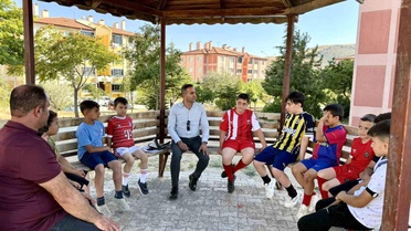 Başkan Ulutaş'tan engelli vatandaşa akülü araç desteği, çocuklara ziyaret