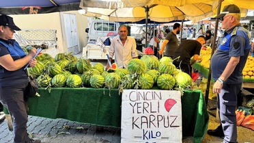 Efeler'deki pazarlarda etiket ve fiyat denetimi yapıldı