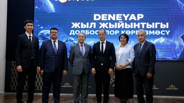 Kırgız öğrenciler Bilim Bişkek'te projelerini sergiledi