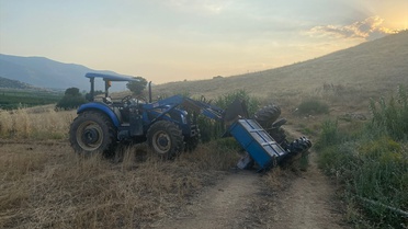 Ödemiş'te Devrilen Traktörde Genç Sürücü Yaralandı