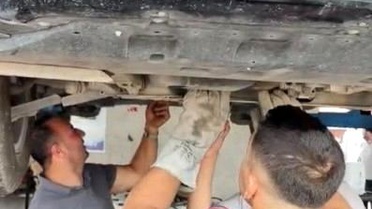 Osmaniye'de otomobilin motoruna sıkışan yavru kedi kurtarıldı